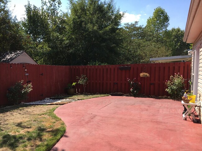 Building Photo - 116 W Middlebury Ln SW