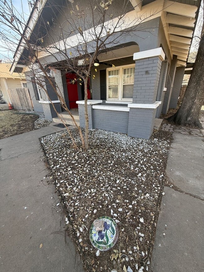 Building Photo - Available NOW!! 2/1 in South Overton