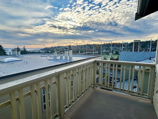 Building Photo - Queen Anne Townhouse