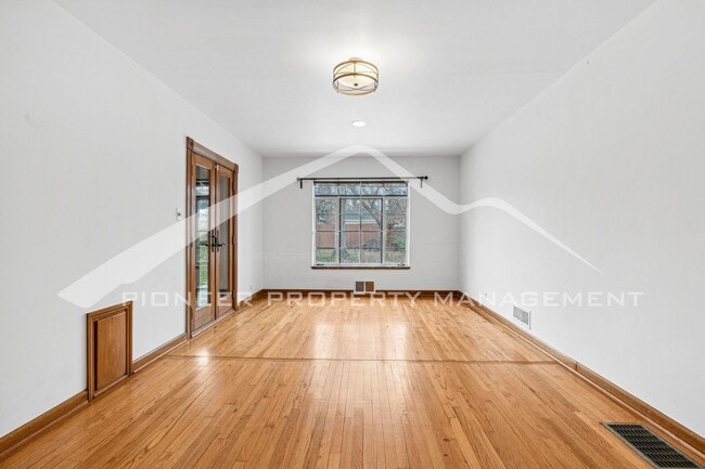 Building Photo - Spacious Home with Central AC and Washer/Dryer