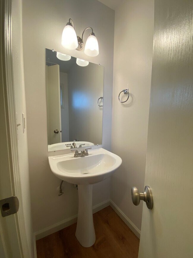 Building Photo - 2 Bedroom Townhome