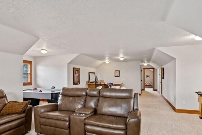 Building Photo - Beautiful 4 bedroom/3 full bath with Large...