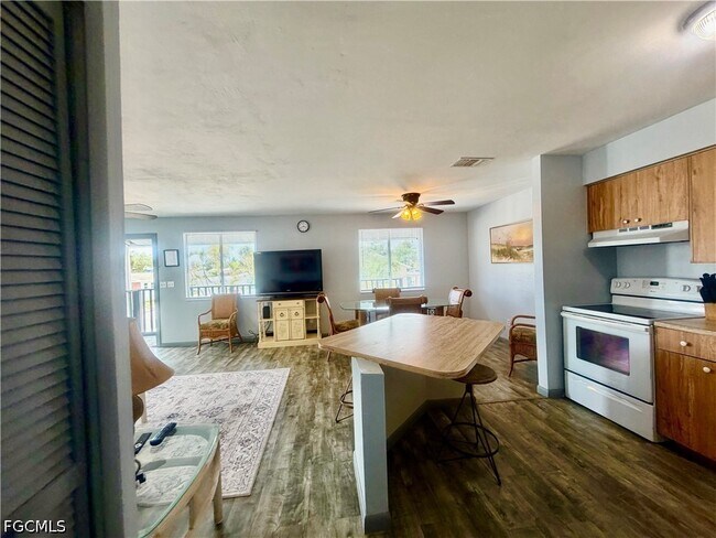 Building Photo - 200 Mid Island Dr