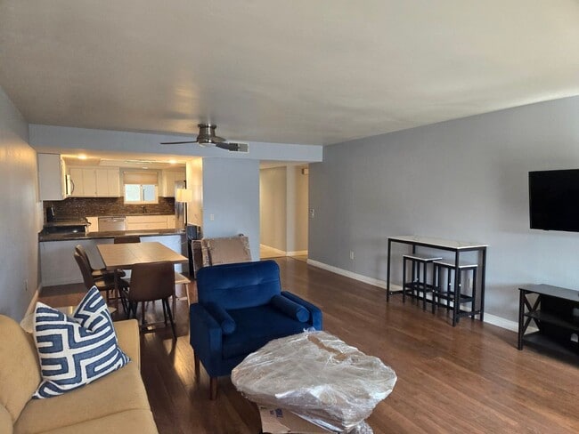 Building Photo - Ground-floor San Carlos stunning single-story condo available immediately.