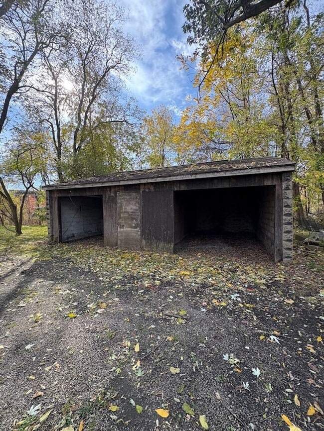 Building Photo - Three bedroom one bathroom home for rent