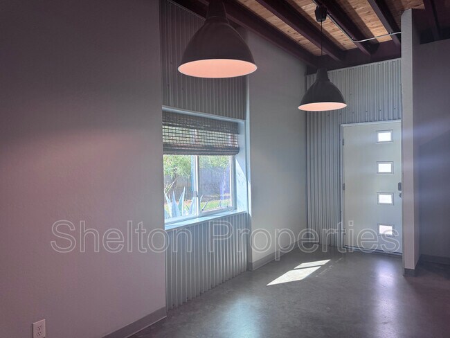Building Photo - 2121 W Hayward Ave