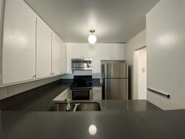 Building Photo - 300 S Gramercy Pl