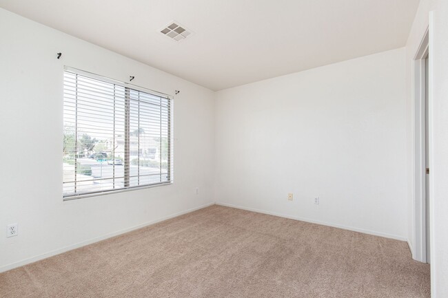 Building Photo - Great 5 Bedroom Home in Summerlin