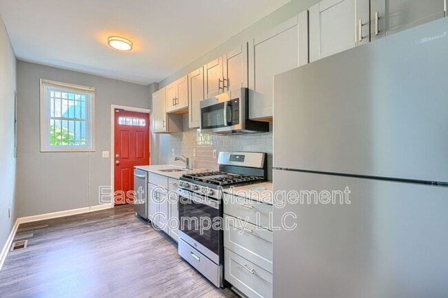 Building Photo - 2408 Llewelyn Ave
