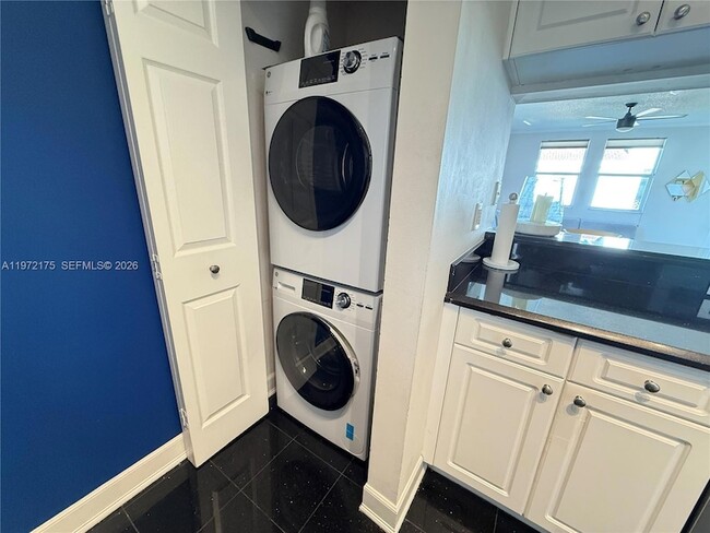 Building Photo - 17145 N Bay Rd