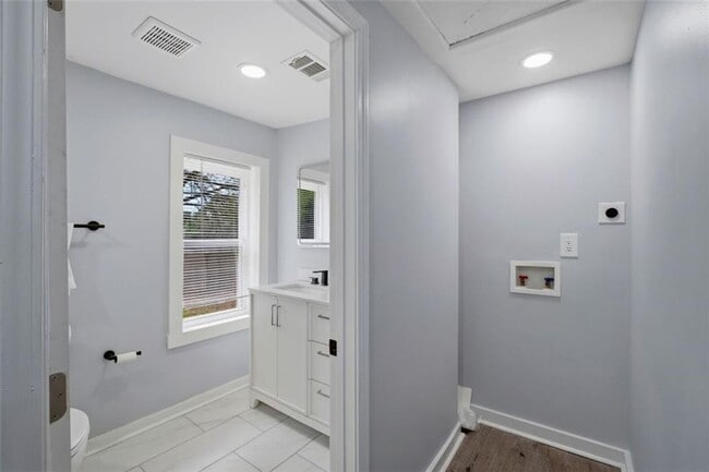 Building Photo - 2040 Penelope St NW