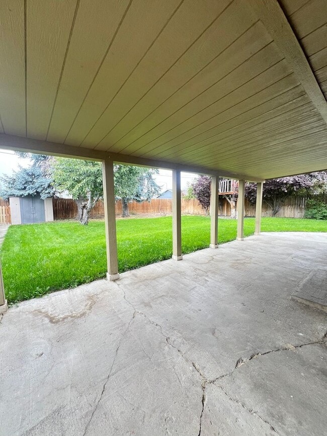 Building Photo - 3 Bedroom home in desirable neighborhood!
