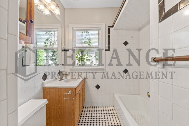 Building Photo - 1007 N Yale Ave