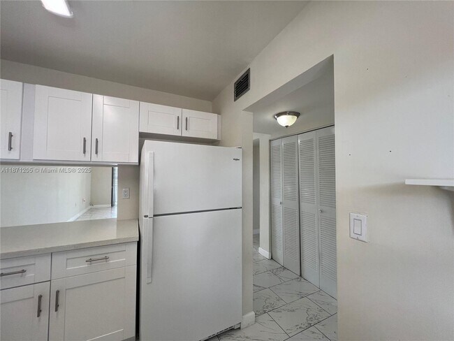 Building Photo - 480 W Park Dr
