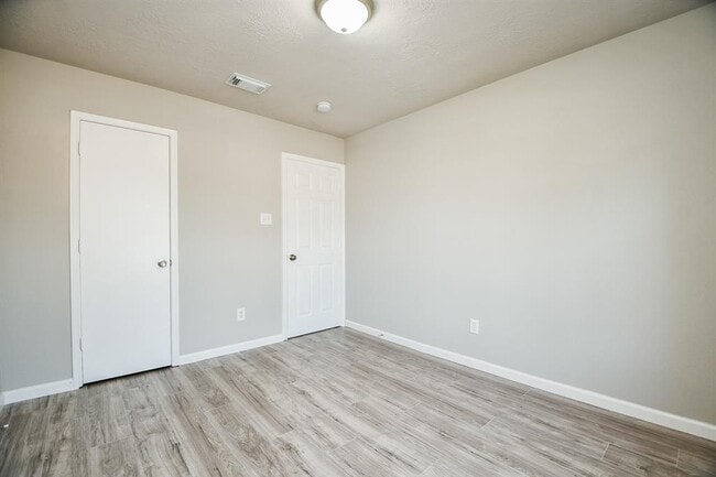 Building Photo - 11659 Evesborough Dr