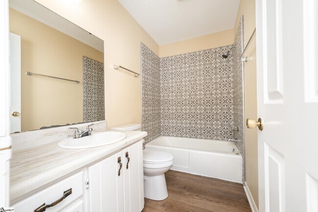 Building Photo - 14 Oakwood Dr