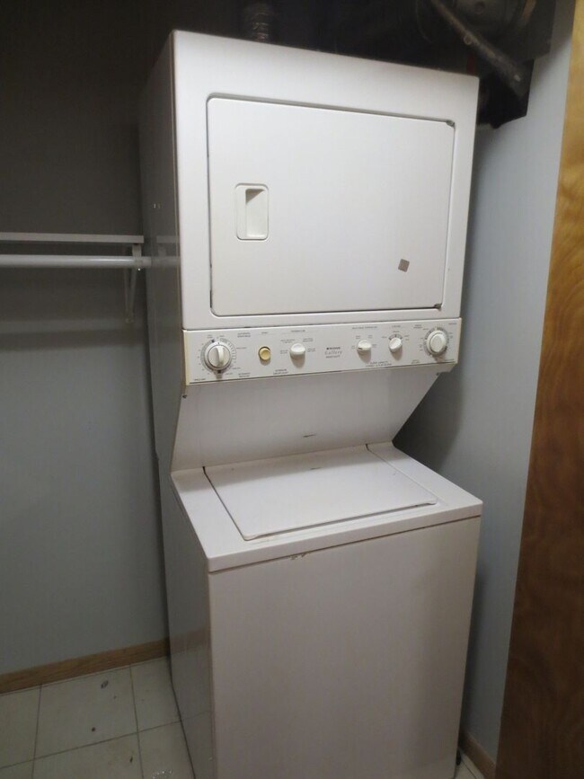 Building Photo - Charming 2 Bedroom Townhome in Cottage Gro...