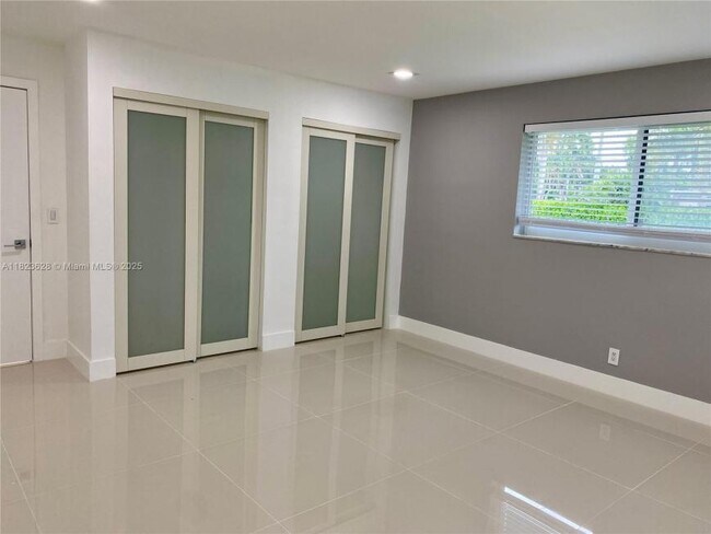 Building Photo - 3 bedroom in Hollywood FL 33019
