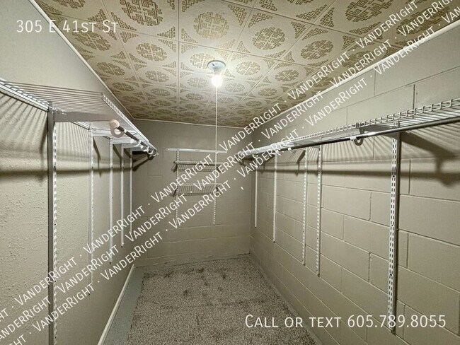 Building Photo - 305 E 41st St