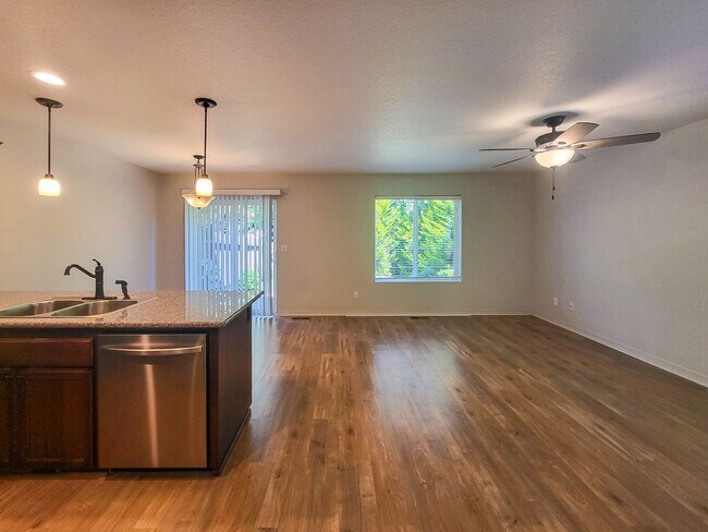 Building Photo - 407-409 Madrona Ave SE