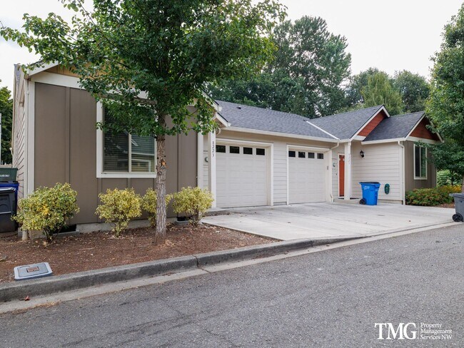 Building Photo - Centrally Located Townhome with Attached Garage & AC
