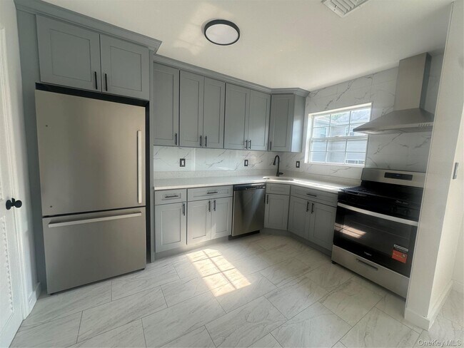 Building Photo - 256 Quassaick Ave