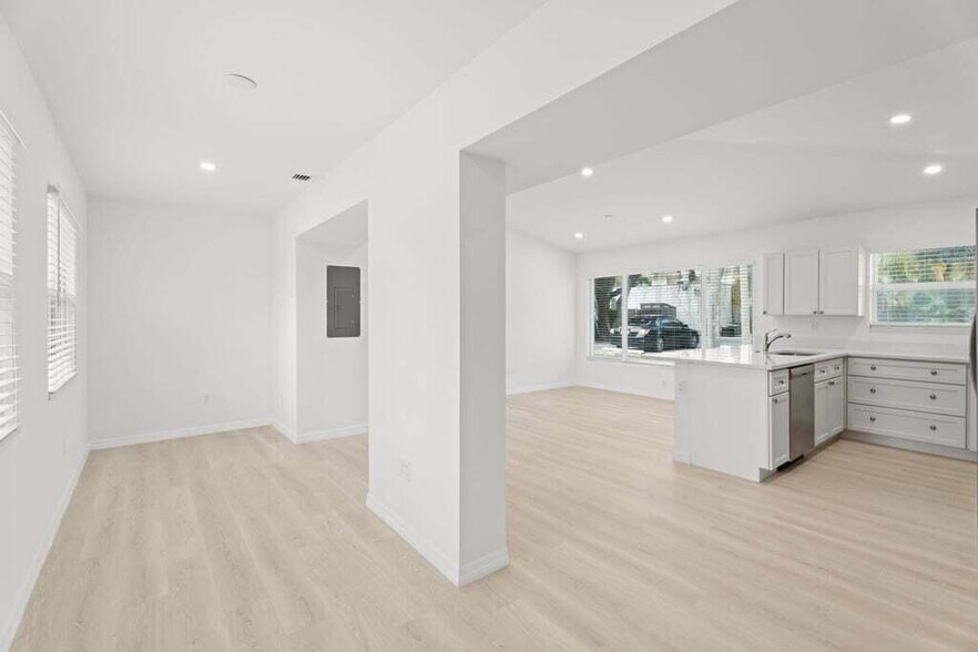 Building Photo - 121 S Lake Dr
