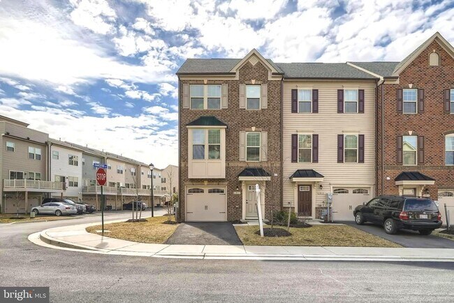 Building Photo - 2911 Stagg Ln