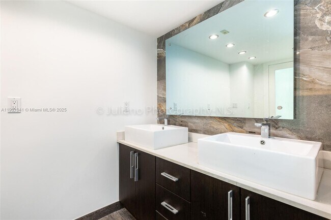 Building Photo - 6039 Collins Ave