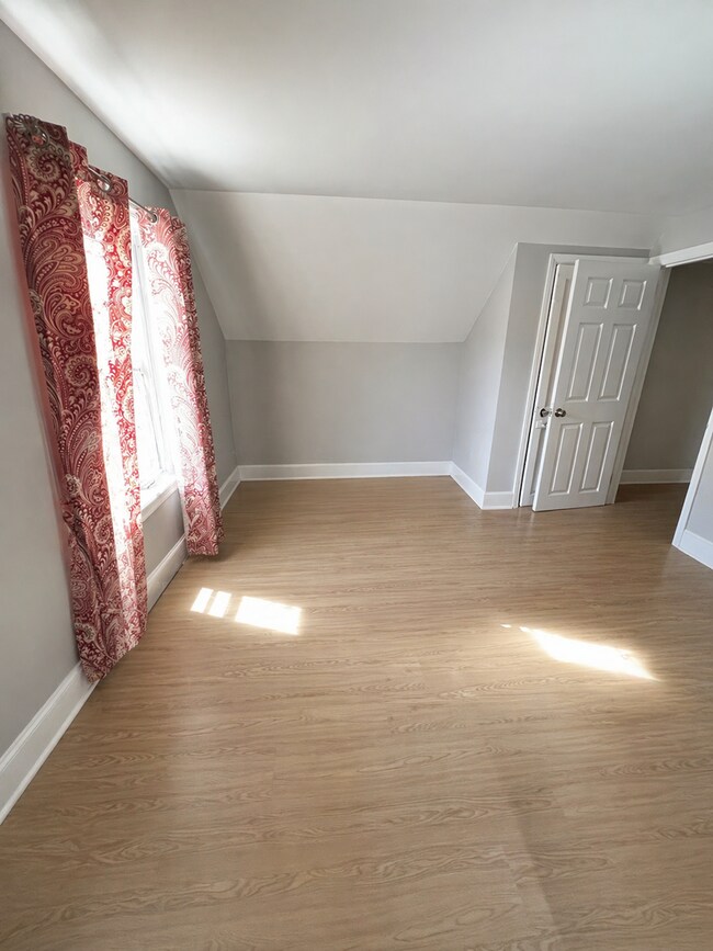 Building Photo - Pennington Rd, Ewing, NJ – 6BR / 2BA. Large single-family home near TCNJ with spacious driveway