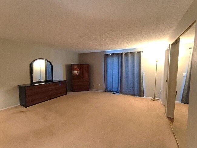 Building Photo - Elegant Home with Captivating Sound Views