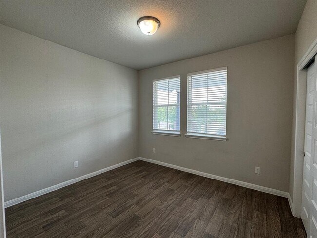 Building Photo - 209 Pitchfork Dr
