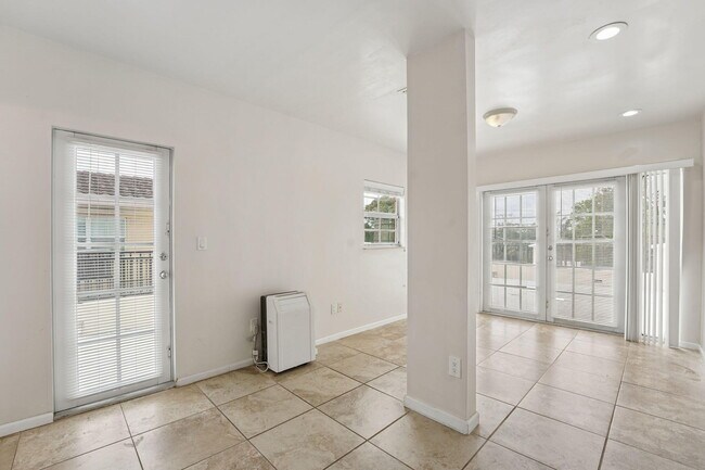 Building Photo - 819 SW 7th Ave