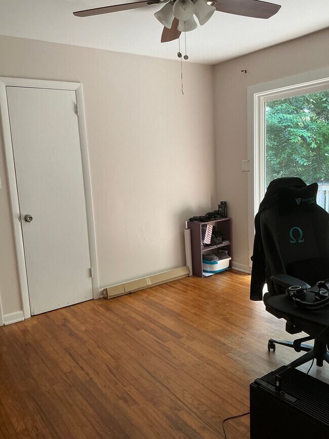 Building Photo - 3 bedroom 2 bathroom house conveniently lo...