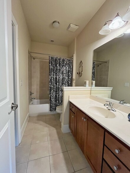 Building Photo - 6453 Chariot St