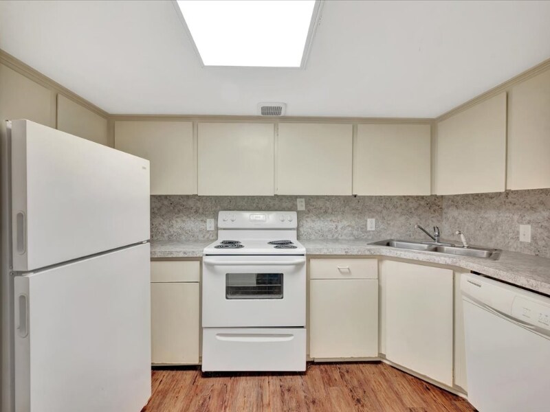 Building Photo - 208 E Starr Ave