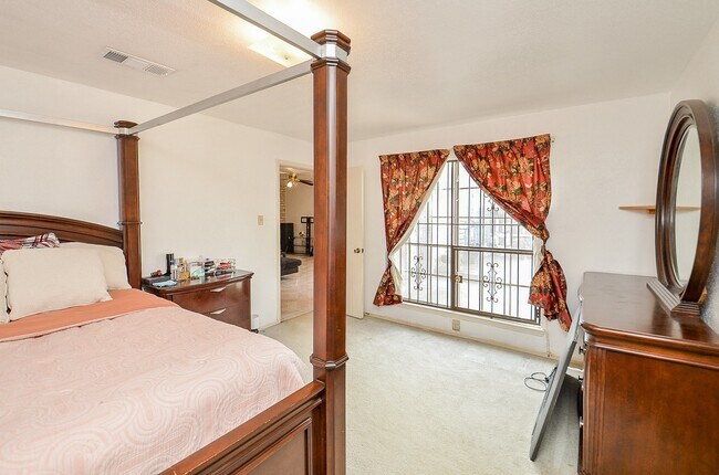 Building Photo - 1506 Wilshire Park Dr