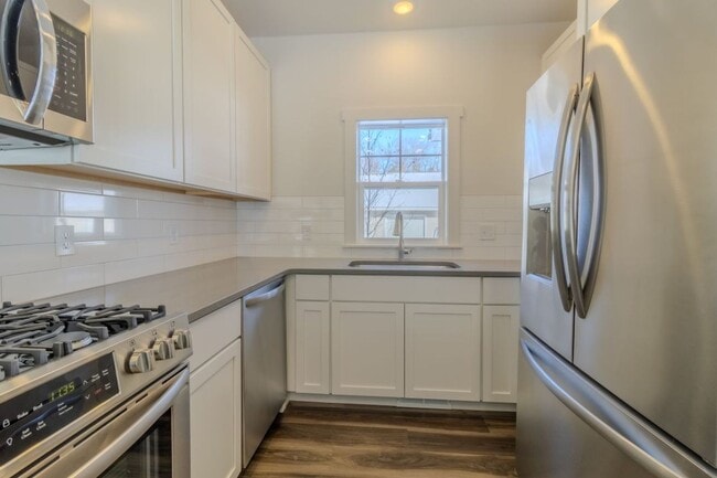 Building Photo - Premier Place and Premier Living!