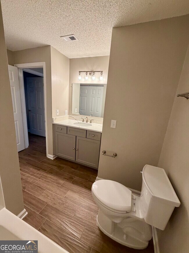 Building Photo - 438 Admiral's Walk Dr