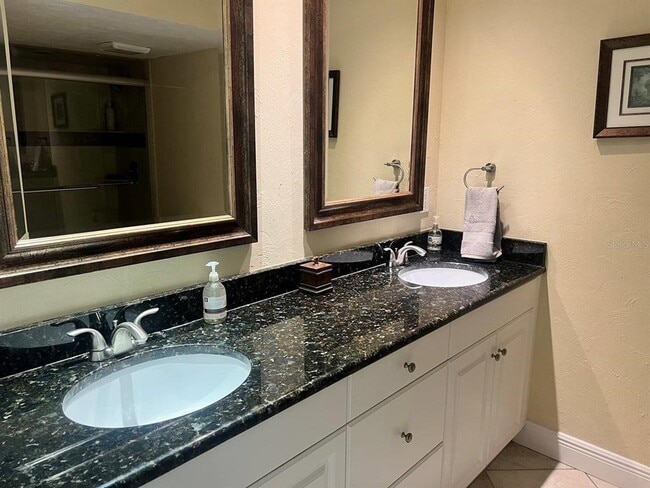 Building Photo - 1125 W Peppertree Dr