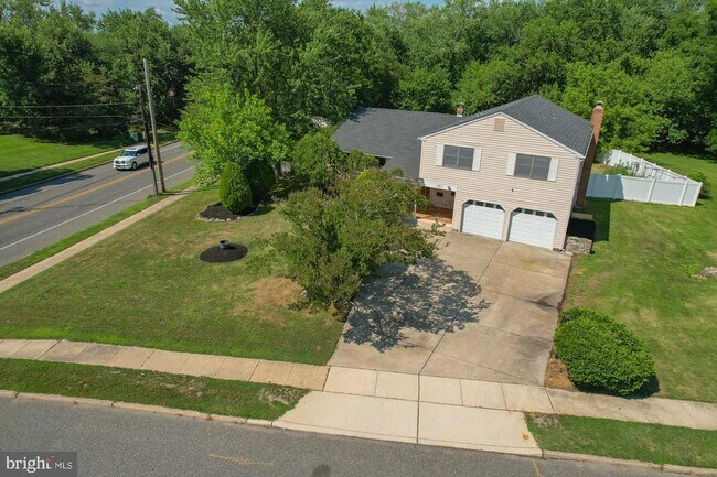 Building Photo - 701 Crestbrook Ave