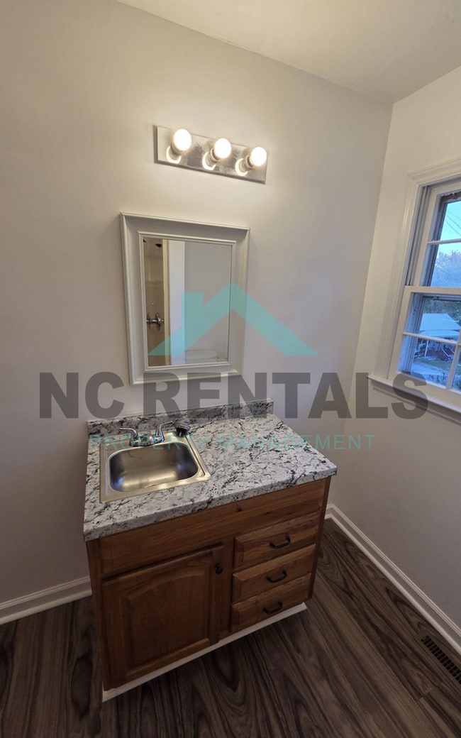 Building Photo - 721 Davis St