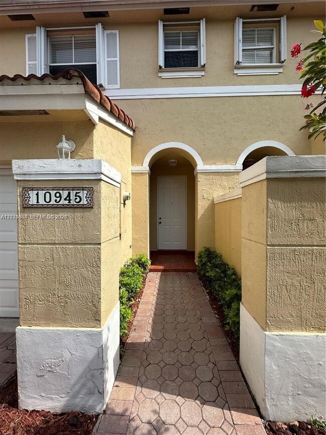 Building Photo - 10945 NW 43rd Ln