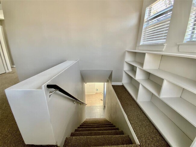 Building Photo - 2704 Palomino Dr