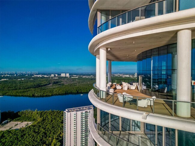 Building Photo - 15701 Collins Ave