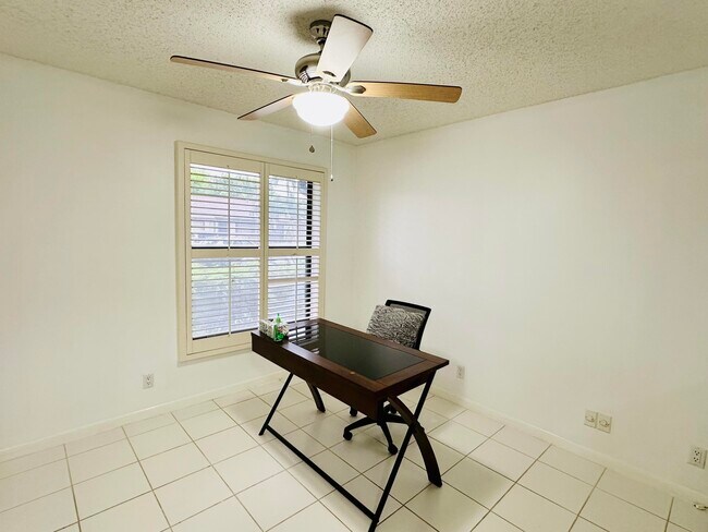 Building Photo - 5077 Forsythia St