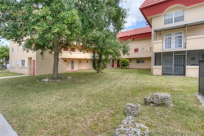 Building Photo - 10907 N Kendall Dr