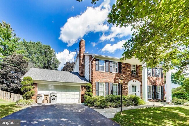 Building Photo - 1718 Crestview Dr