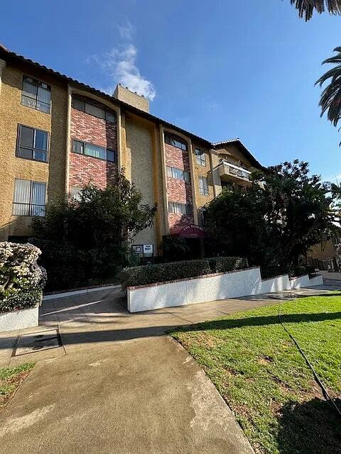 Building Photo - 1735 N Fuller Ave