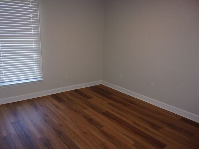 Building Photo - Beautiful 3 Bedroom 2 Bath Ground Level Condo in Tall Oak Villas